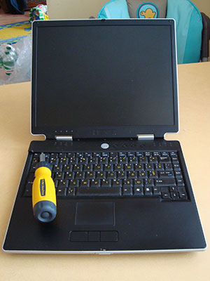 Open notebook ASUS M3 case. Use screwdriver near Esc key to lift up the top panel.