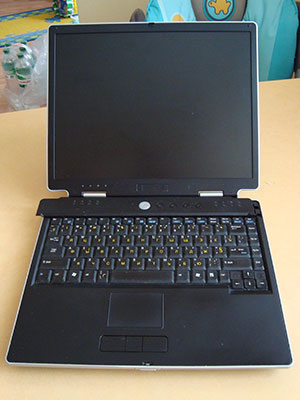 Ремонт ноутбука ASUS M3000. Для разборки, верхняя крышка сдвигается влево.