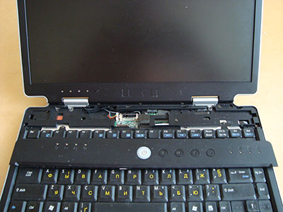 Ноутбук ASUS. Верхняя крышка снимается хитро: надо приподнять отверткой возле кнопки Esc, а потом сдвинуть крышку влево.